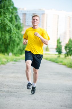 Sportif adam şehir sokak Parkı koşu. Açık alan fitness.