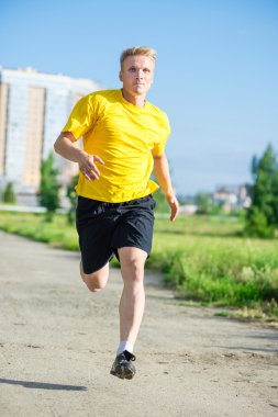 Sportif adam şehir sokak Parkı koşu. Açık alan fitness.