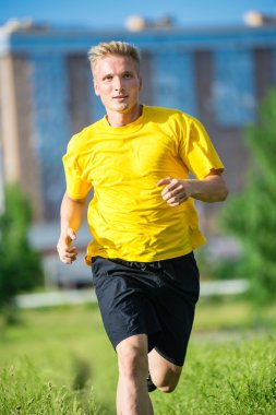 Sportif adam şehir sokak Parkı koşu. Açık alan fitness.