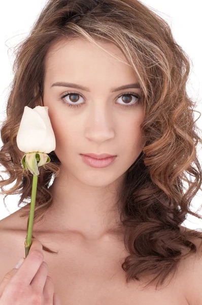 Close-up de menina bonita com flor de rosa branca — Fotografia de Stock