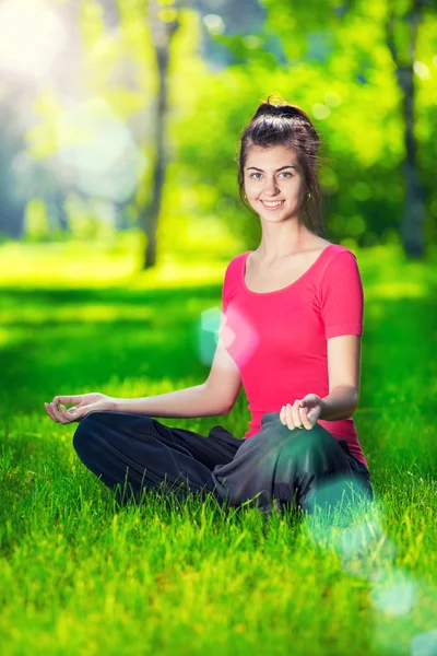 Giovane donna che fa esercizi di yoga — Foto Stock