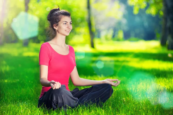 Junge Frau macht Yoga-Übungen — Stockfoto