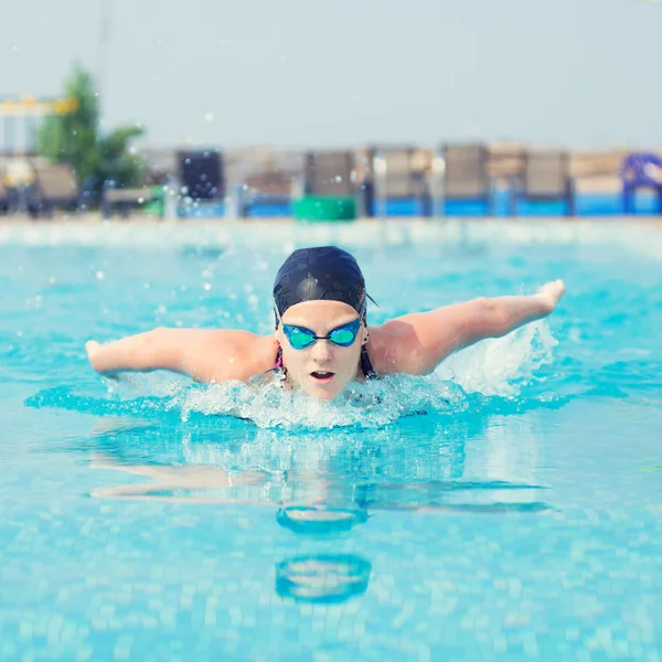 Menina jovem natação borboleta estilo acidente vascular cerebral — Fotografia de Stock