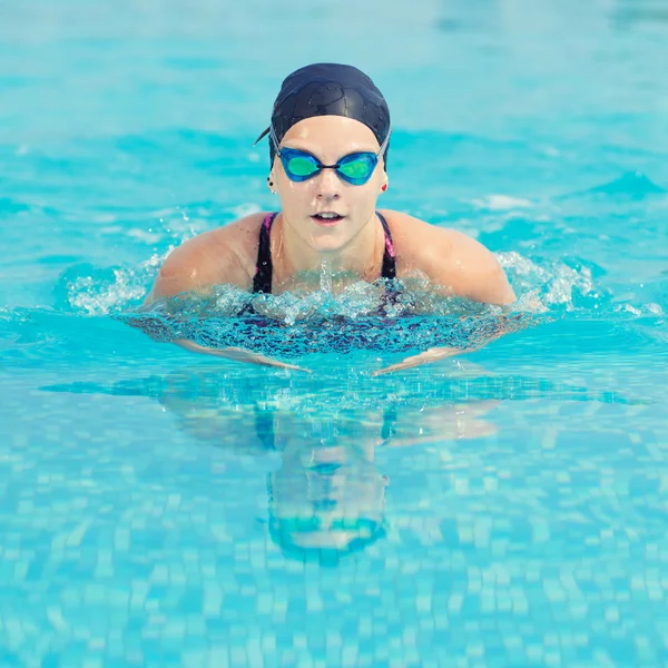 Chica joven nadando estilo mariposa golpe —  Fotos de Stock