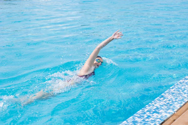 Frau in Schutzbrille schwimmt im Crawl-Stil — Stockfoto