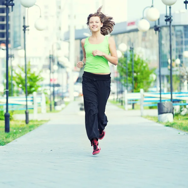 Kobieta jogging w parku ulicy. — Zdjęcie stockowe