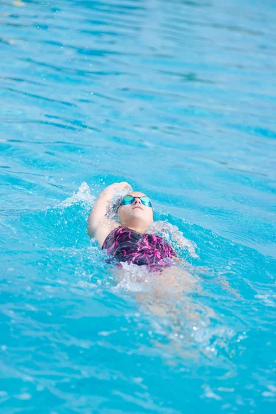 Femme en lunettes de natation retour style ramper — Photo