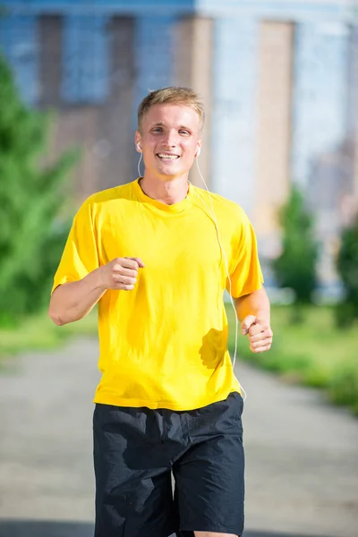 Sportowy człowiek jogging w parku ulicy. Outdoor fitness. — Zdjęcie stockowe