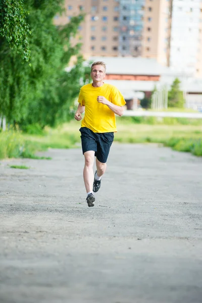Homme sportif jogging dans le parc de la rue de la ville. Fitness extérieur . — Photo