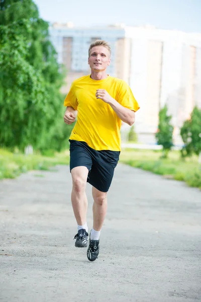 Sportowy człowiek jogging w parku ulicy. Outdoor fitness. — Zdjęcie stockowe