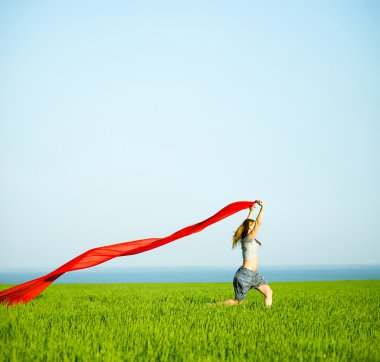 Mutlu kadın kumaş ile buğday alanında. Yaz yaşam tarzı