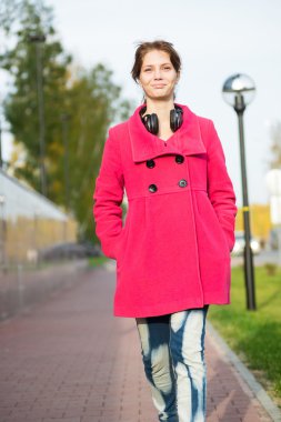 Sonbahar street yürüyüş kırmızı paltolu güzel kadın.