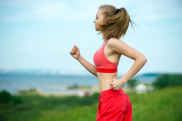 Jonge vrouw zomer park landelijke weg lopen. Buiten oefeningen. J — Stockfoto