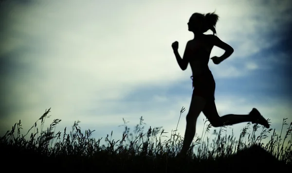 Genç kadın yaz park kırsal yol. Açık egzersizleri. J