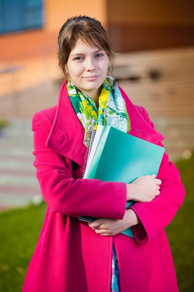 Porträtt av unga lockande kvinna med utbildning böcker. Student Tjej. — Stockfoto