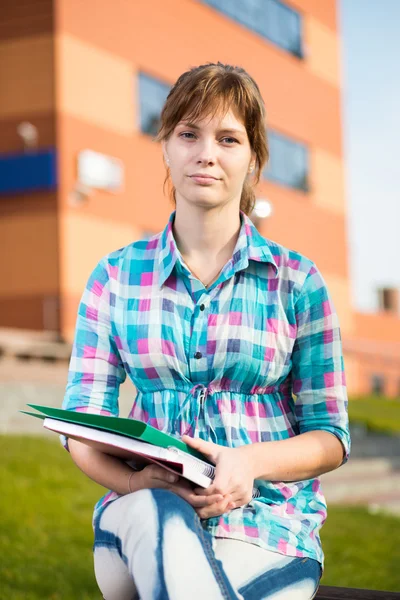 Studentessa con copybook su panchina. Estate campus park . — Foto Stock