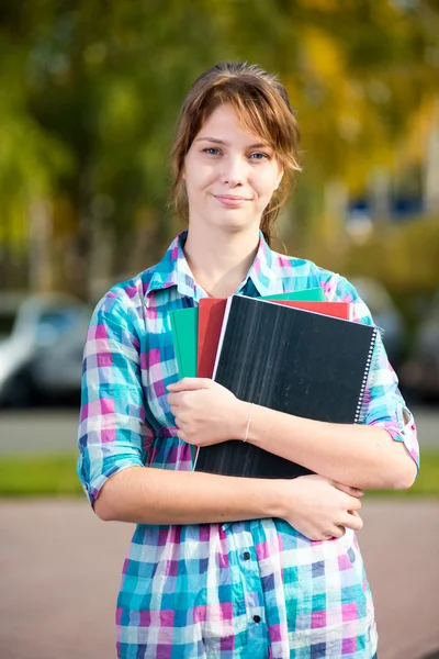 Ritratto di giovane donna seducente che tiene libri di istruzione. Studente ragazza . — Foto Stock