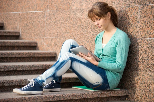 Mooie jonge vrouw student met opmerking zeem. Buiten student. — Stockfoto