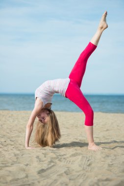 Genç Bayan pratik yoga. Okyanus deniz kıyısına yakın egzersiz.