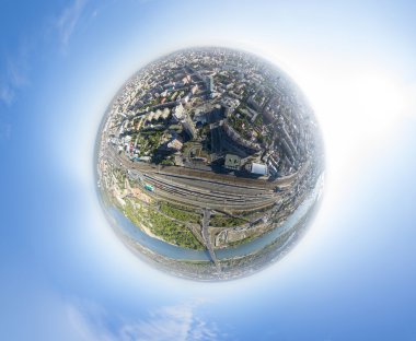 Havadan şehir manzaralı crossroads, yollar, evleri, binaları, parkları, otoparklar, köprüler