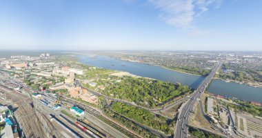 Havadan şehir manzaralı crossroads, yollar, evleri, binaları, parkları, otoparklar, köprüler