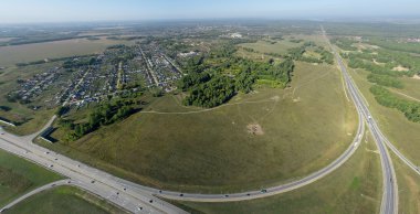 Havadan şehir manzaralı crossroads, yollar, evleri, binaları, parkları, otoparklar, köprüler