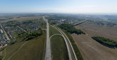 Havadan şehir manzaralı crossroads, yollar, evleri, binaları, parkları, otoparklar, köprüler
