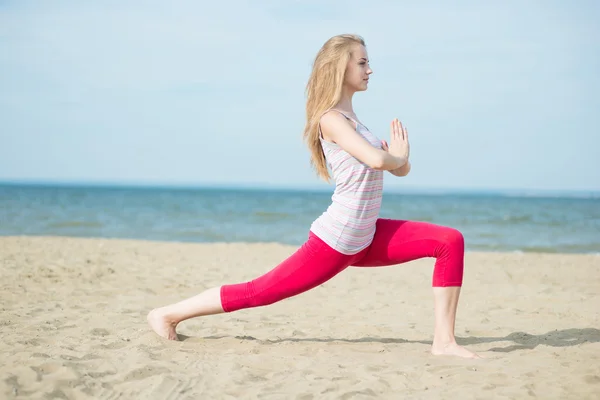 年轻的女士练习瑜伽。海洋海海岸附近的锻炼. — 图库照片