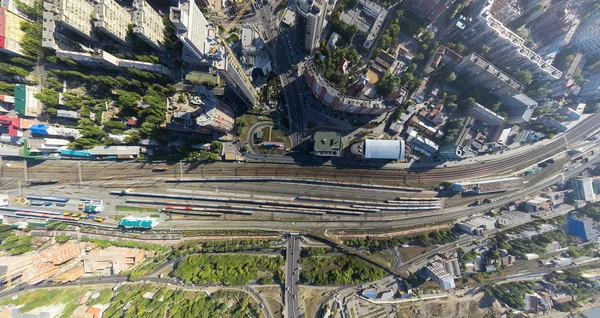 Vista aerea sulla città con crocevia, strade, case, edifici, parchi, parcheggi, ponti — Foto Stock