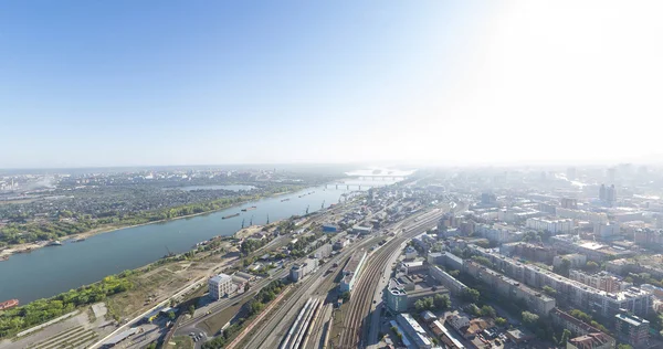 Vista aerea sulla città con crocevia, strade, case, edifici, parchi, parcheggi, ponti — Foto Stock