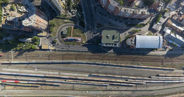 Luchtfoto Stadszicht met kruispunt, wegen, huizen, gebouwen, parken, parkeerplaatsen, bruggen — Stockfoto