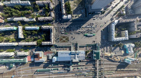 Vista aérea de la ciudad con encrucijada, caminos, casas, edificios, parques, estacionamientos, puentes — Foto de Stock