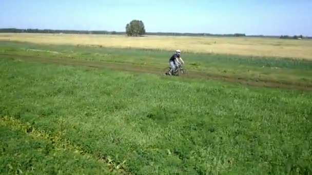 Człowiek na rowerze na wiejskiej drodze. Widok z lotu ptaka. — Wideo stockowe