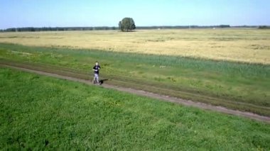 Hava. Sporcu adam çalıştıran. Erkek atlet açık havada eğitim sırasında Sprint.