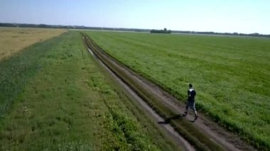 Hava. Sporcu adam çalıştıran. Erkek atlet açık havada eğitim sırasında Sprint.