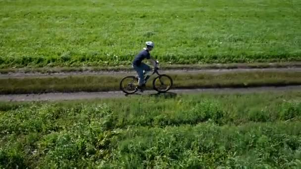 Uomo in bicicletta su una strada rurale. Vista aerea . — Video Stock