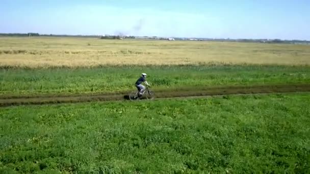 田舎の道サイクリングの男性。航空写真ビュー. — ストック動画