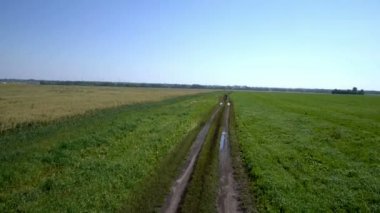 Adam kırsal bir yolda Bisiklete binme. Havadan görünümü.