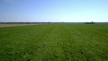 Adam kırsal bir yolda Bisiklete binme. Havadan görünümü.