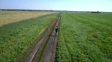 Hava. Sporcu adam çalıştıran. Erkek atlet açık havada eğitim sırasında Sprint.