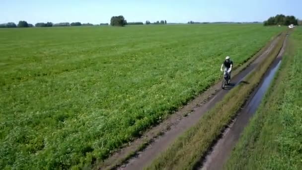 Uomo in bicicletta su una strada rurale. Vista aerea . — Video Stock