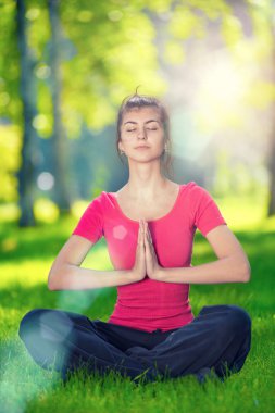 Yoga yapan genç bir kadın.