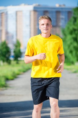 Sportif adam şehir sokak Parkı koşu. Açık alan fitness.