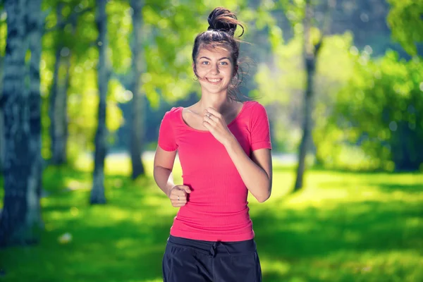 Löpare - kvinna kör utomhus i grön park — Stockfoto