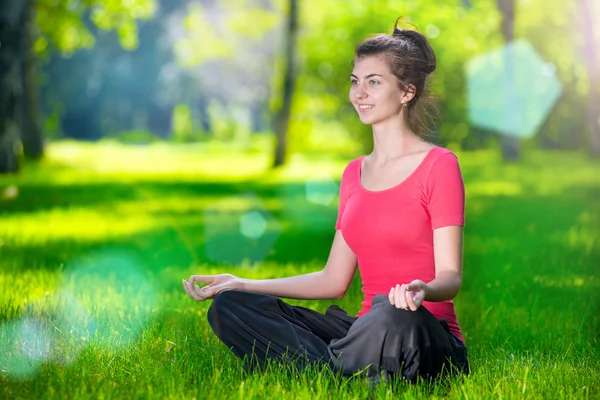 Junge Frau macht Yoga-Übungen — Stockfoto