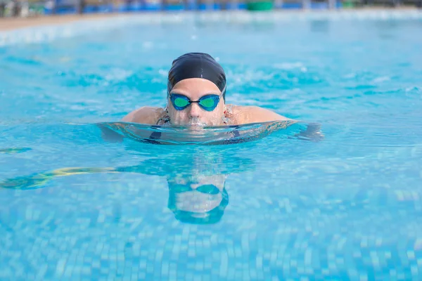 Young girl swimming butterfly stroke style — Stock Photo, Image