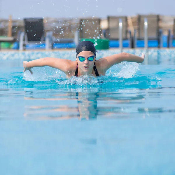 Fiatal lány pillangó körvonalstílus úszás — Stock Fotó