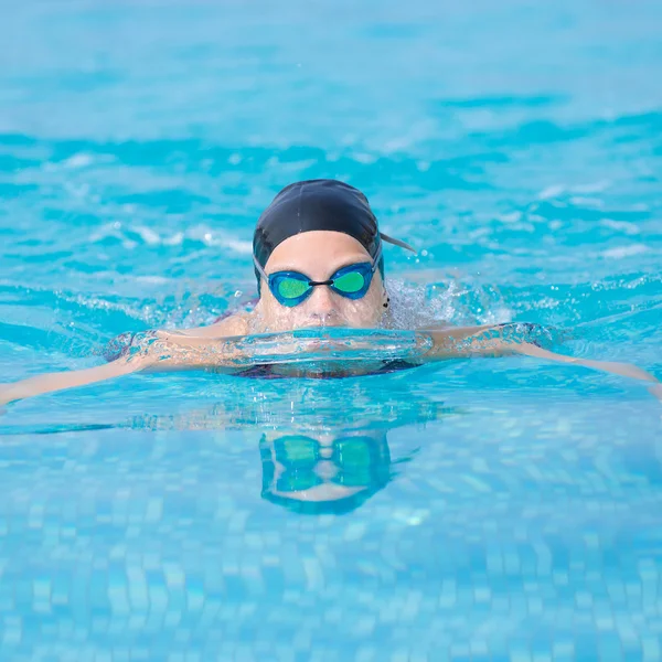 Junge Mädchen schwimmen Schmetterling Schlaganfall-Stil — Stockfoto