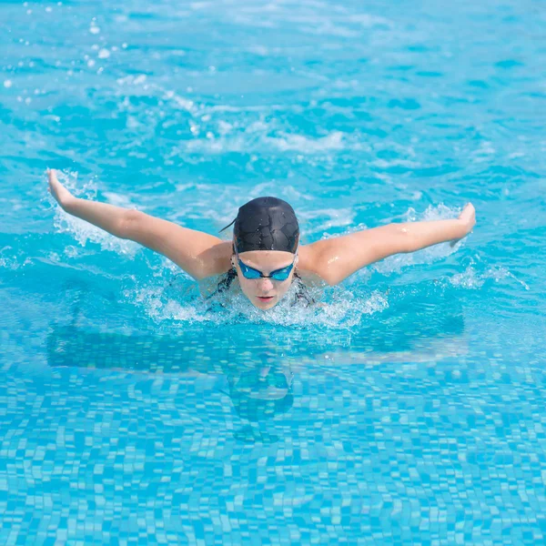 Menina jovem natação borboleta estilo acidente vascular cerebral — Fotografia de Stock