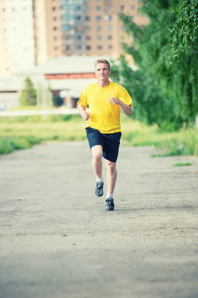 Sportos férfi utcai Városligetben kocogás. Kültéri fitness. — Stock Fotó